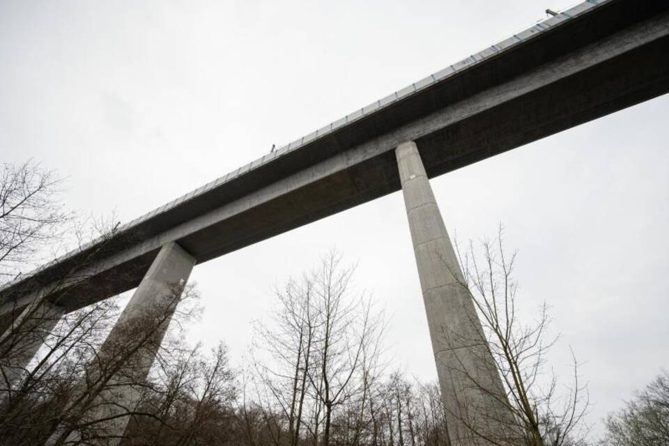 Schienenschrauben an ICE-Strecke entfernt Schienenschrauben an ICE-Strecke entfernt