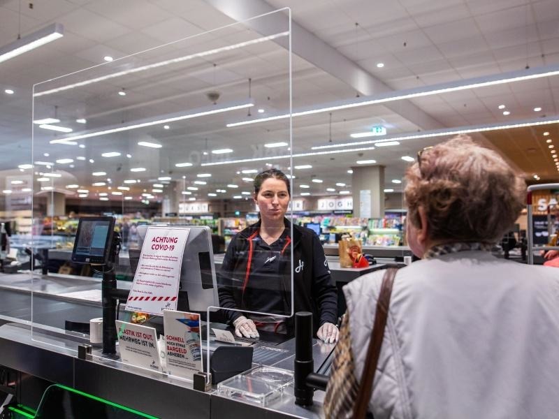 Corona Ausbreitung Supermarkte Setzen Auf Scheiben Und Abstand