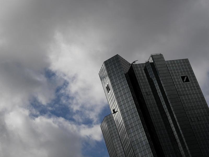 Fur Kundenverkehr Deutsche Bank Schliesst Vorubergehend 200 Filialen Wirtschaft Uberregional Rnz