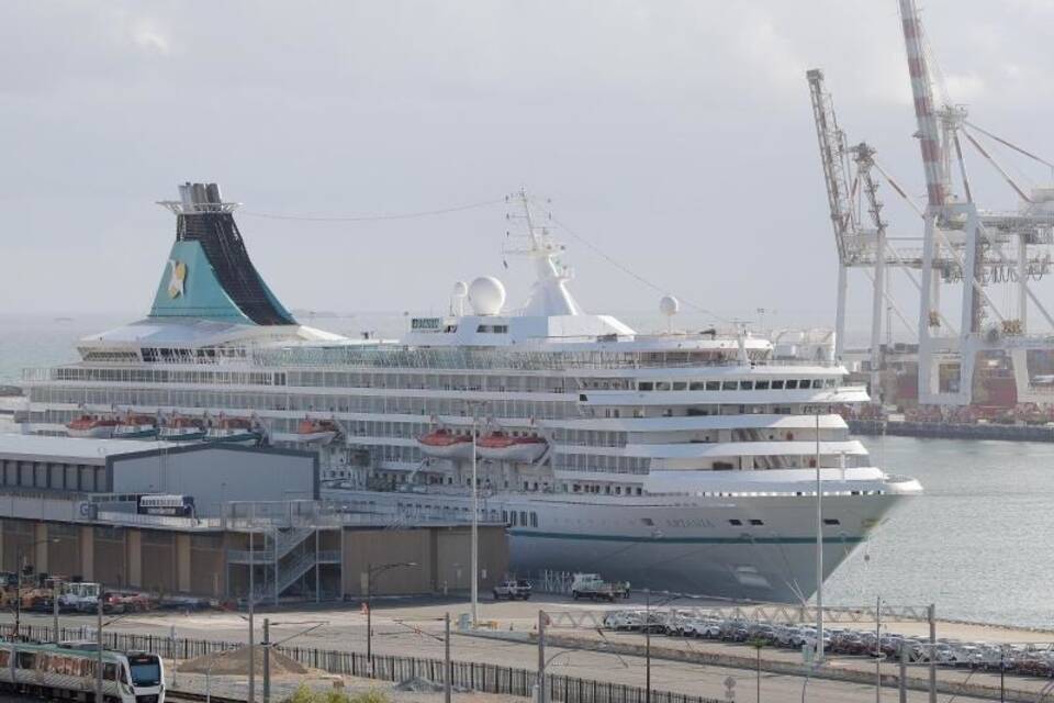 Das Kreuzfahrtschiff «MS Artania» im Hafen von Fremantle. Das Kreuzfahrtschiff «MS Artania» im Hafen von Fremantle.