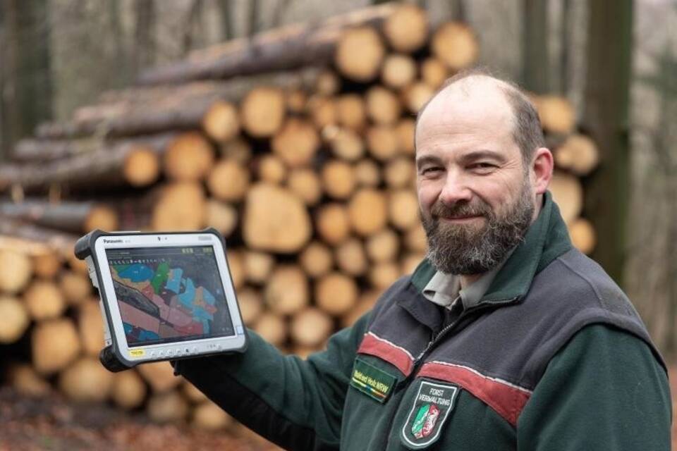 Förster mit Tablet Förster mit Tablet