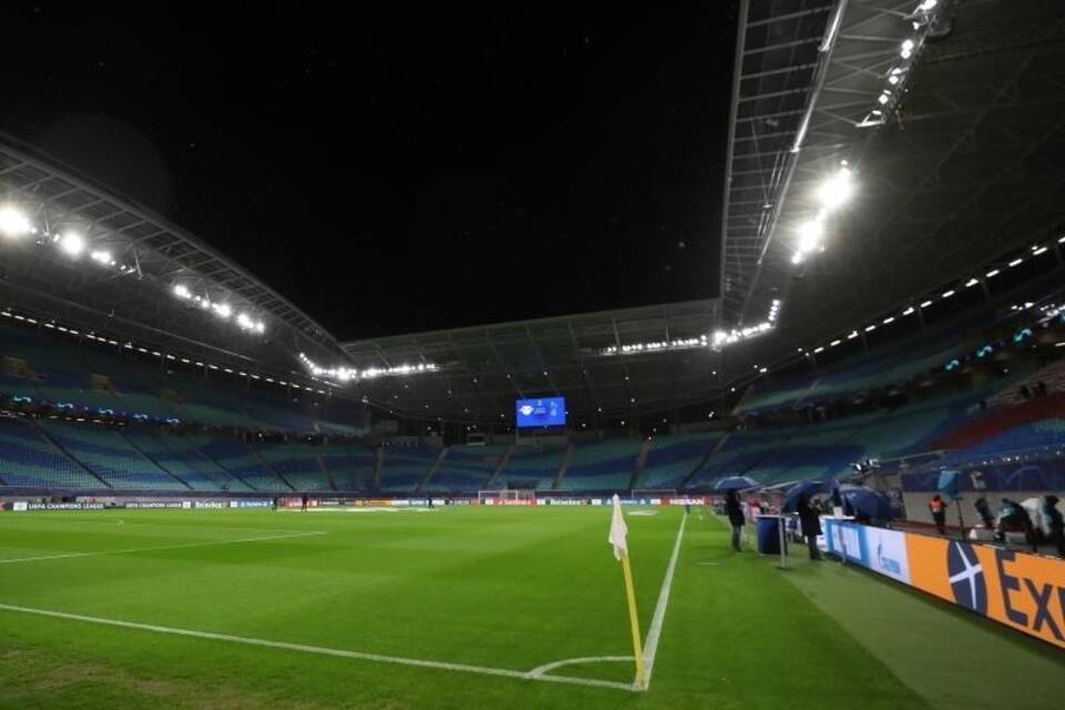 Leere Ränge im Fußballstadion