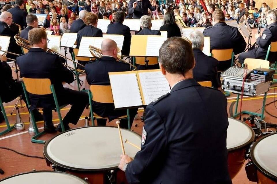Ein Orchester aus Polizisten