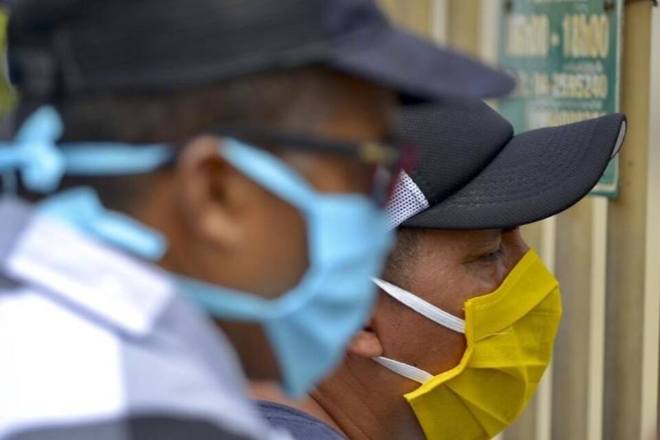 Männer mit Mundschutzmasken Männer mit Mundschutzmasken