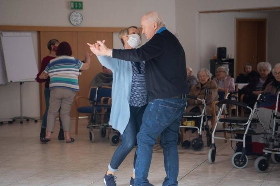 Schlagersänger vor Altenheim