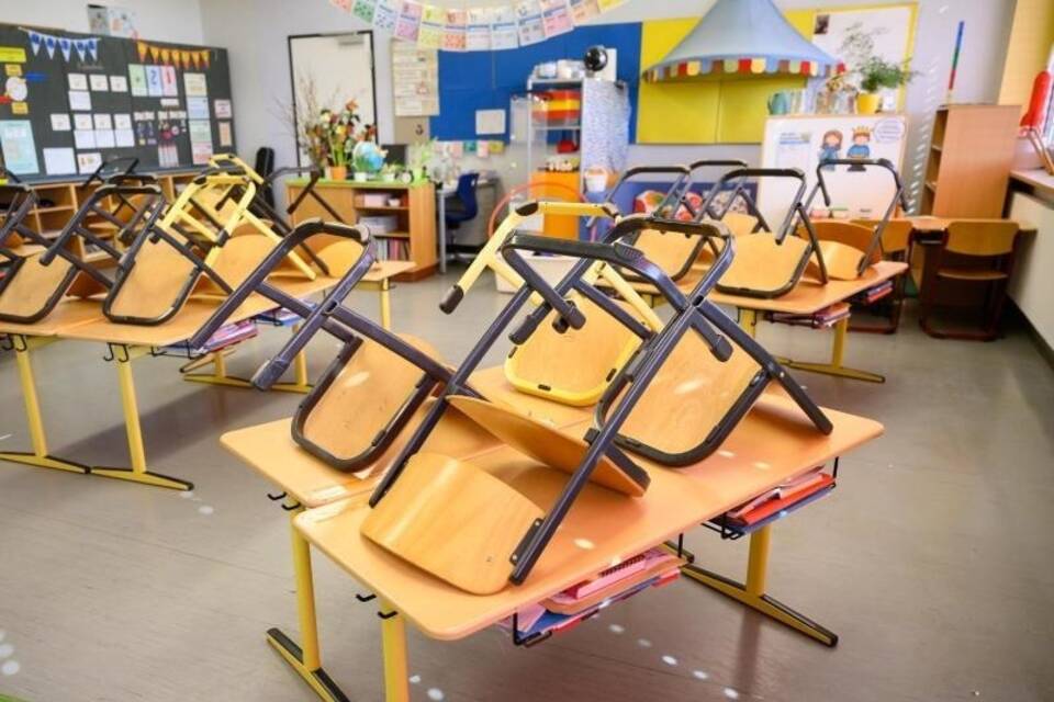 Schulen geschlossen Schulen geschlossen