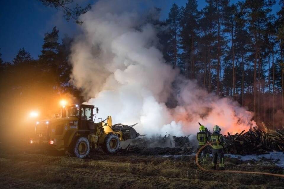 Holzstämme brennen bei Wandlitz