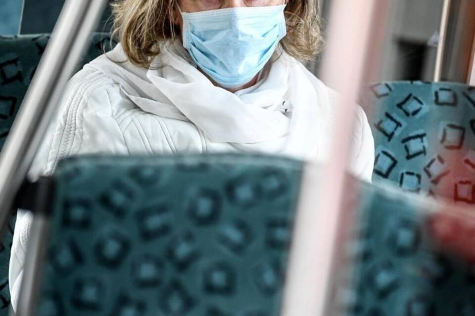 Frau mit Mundschutz Frau mit Mundschutz