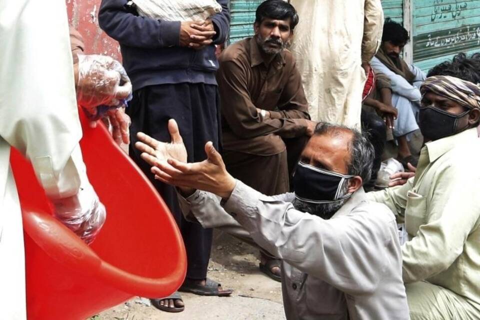 Lebensmittelverteilung in Lahore