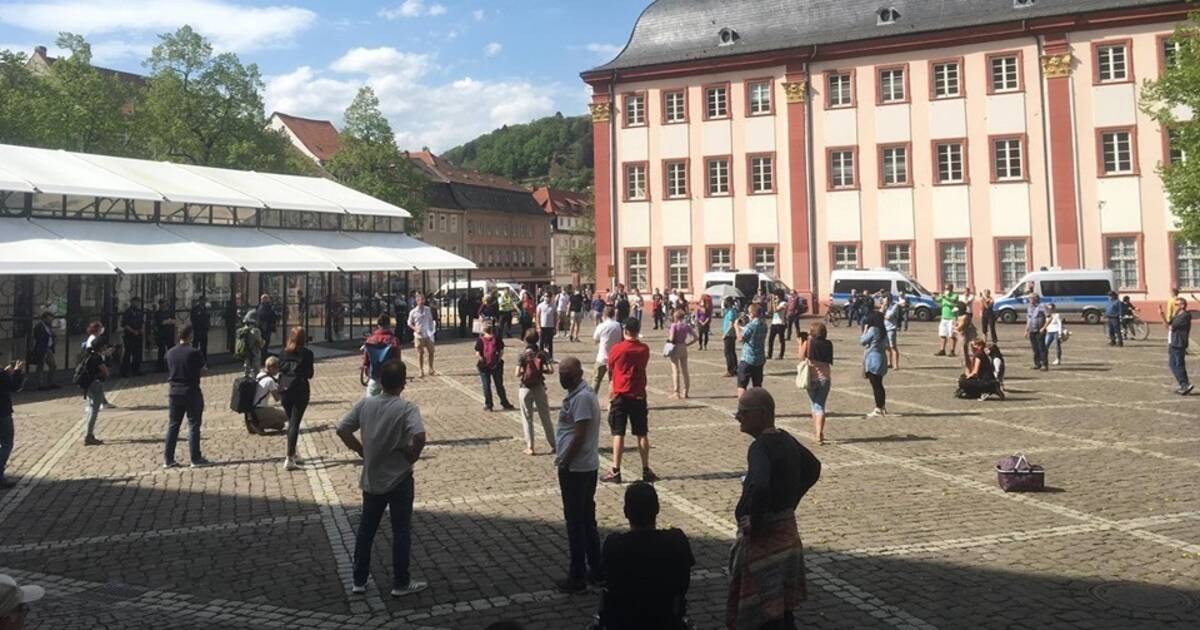 Demos gegen Corona-Regeln in Heidelberg: Über 50 Menschen demonstrieren am Uniplatz (plus Fotogalerie/Video)
