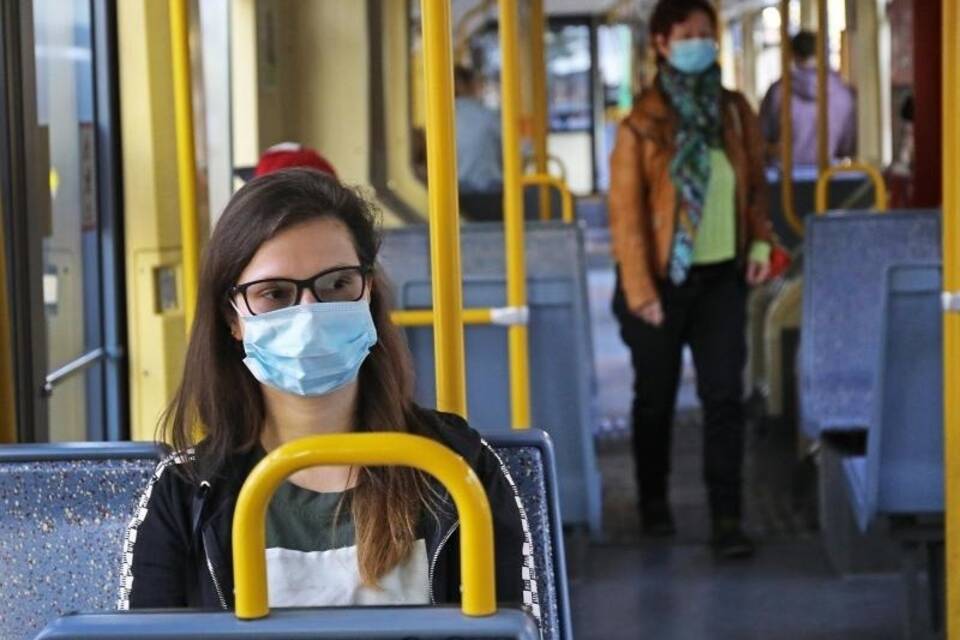 Schutzmaske in der Straßenbahn Schutzmaske in der Straßenbahn
