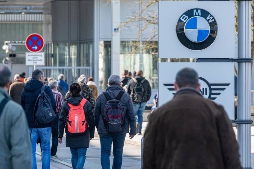 BMW fährt Werke wieder an BMW fährt Werke wieder an