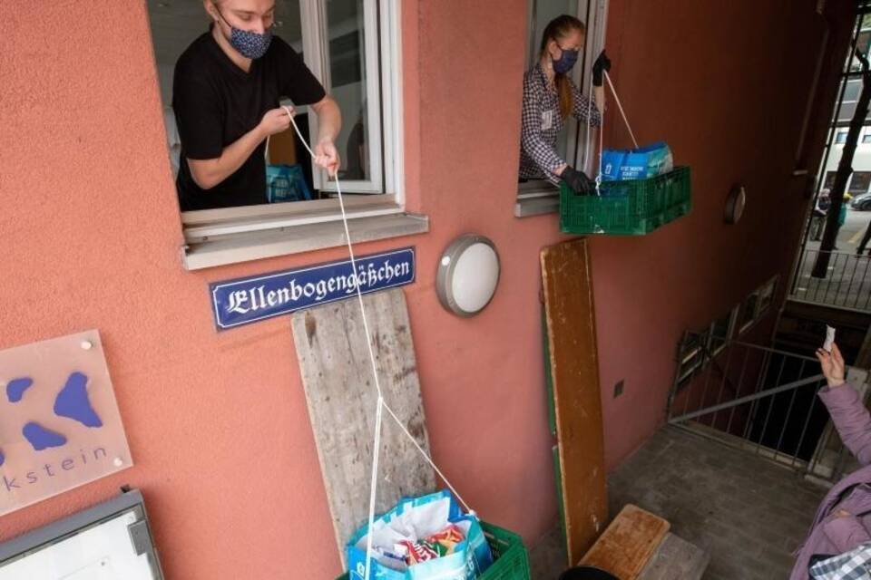 Essenskorb am Fenster Essenskorb am Fenster