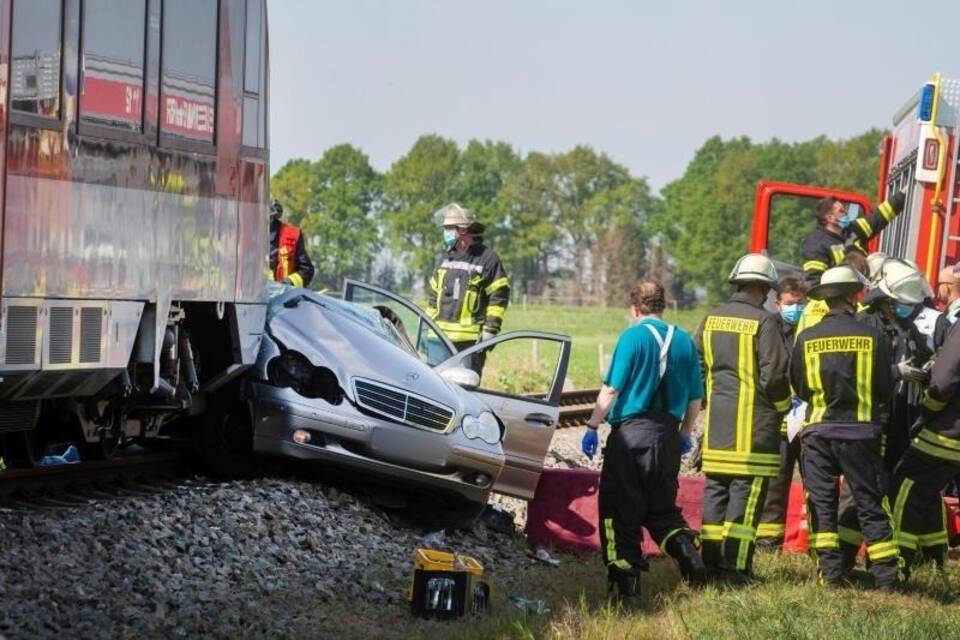 Zug erfasst Auto an Bahnübergang - drei Tote