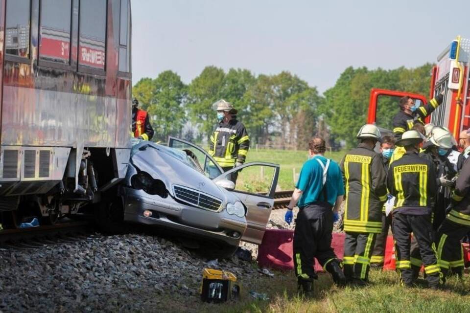 Zug erfasst Auto an Bahnübergang - drei Tote Zug erfasst Auto an Bahnübergang - drei Tote