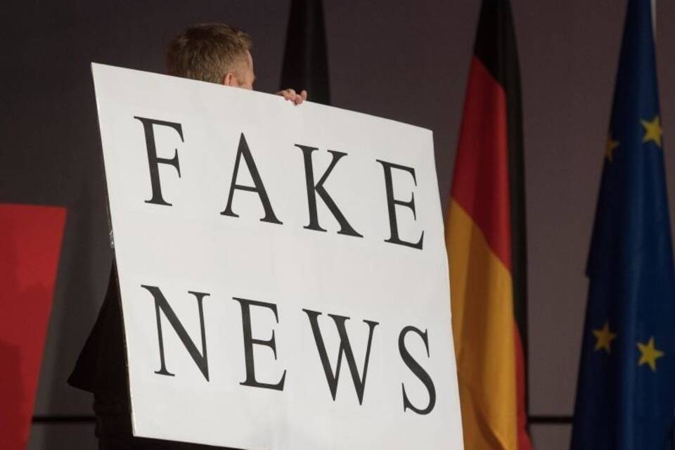"Fake News" "Fake News"