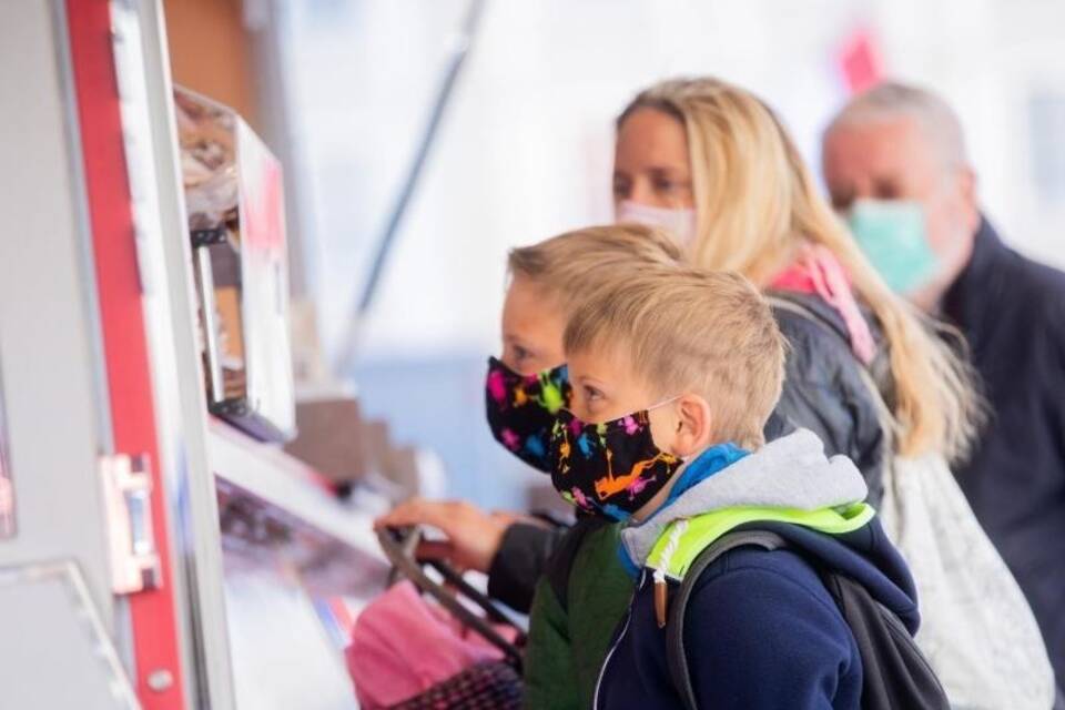 Kinder mit Schutzmasken