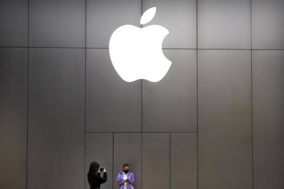Apple Apple
