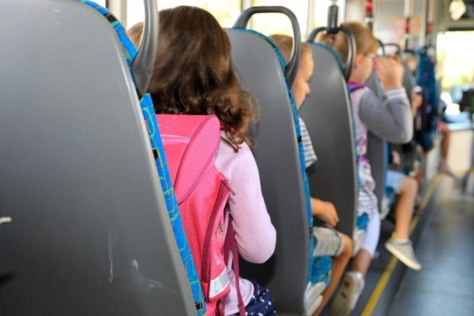 Kinder im Schulbus Kinder im Schulbus