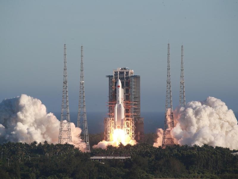 Hochfliegende Pläne im All: China startet erstmals Rakete ...