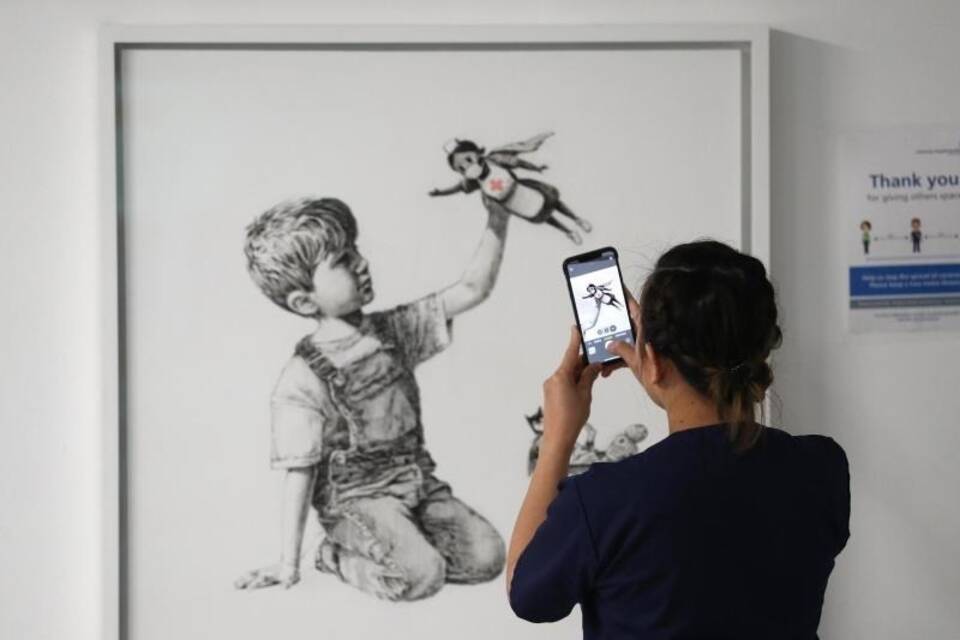 Banksy stellt Krankenschwester als Superheldin dar