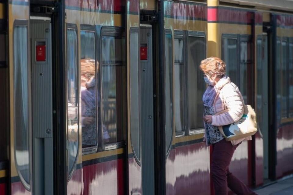 Coronavirus -mit Maske in die S-Bahn