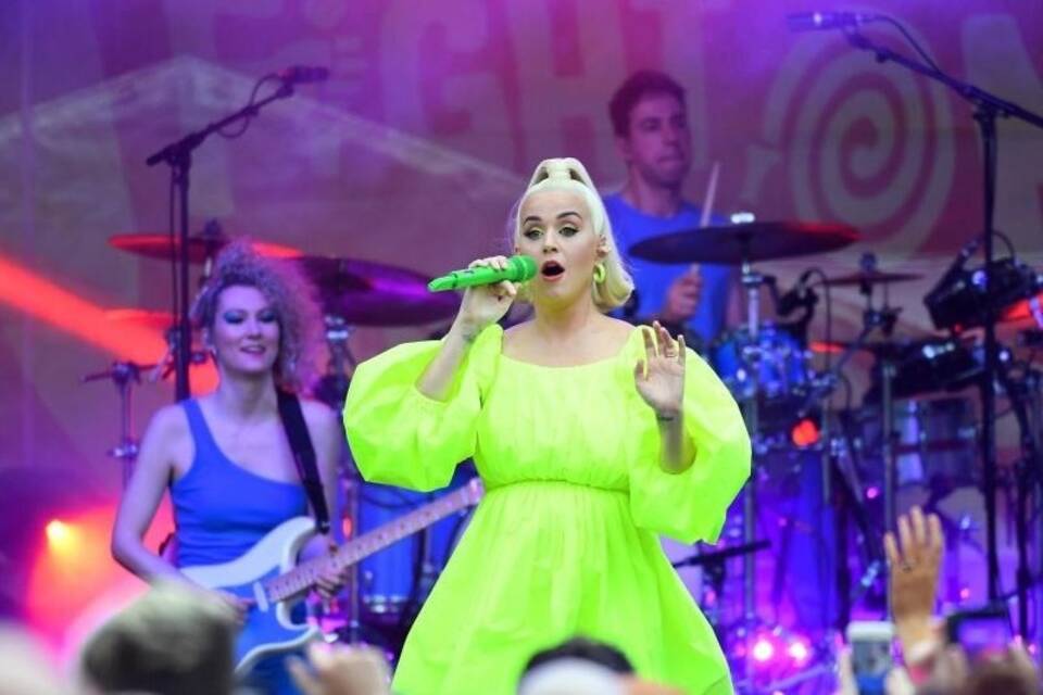 «Daisies»: Schwangere Katy Perry veröffentlicht neuen Song - Panorama ...