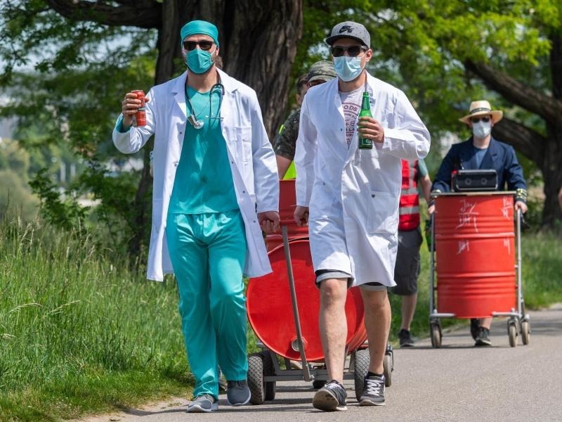 Kreative Tagesgestaltung Maske Abstand Bollerwagen Vatertag