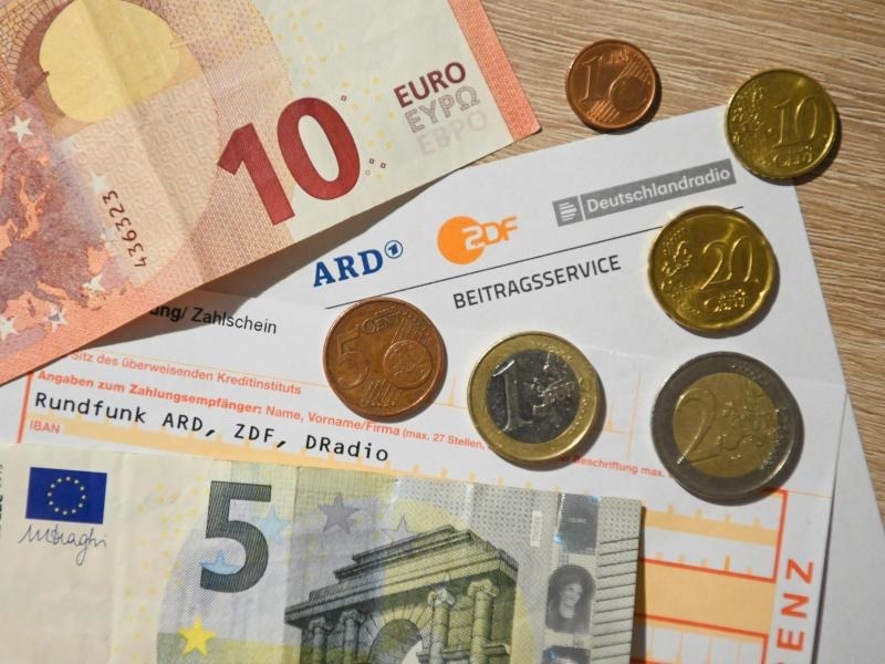 "Öffentlich-rechtliche": Staatsministerin verteidigt Plan ...