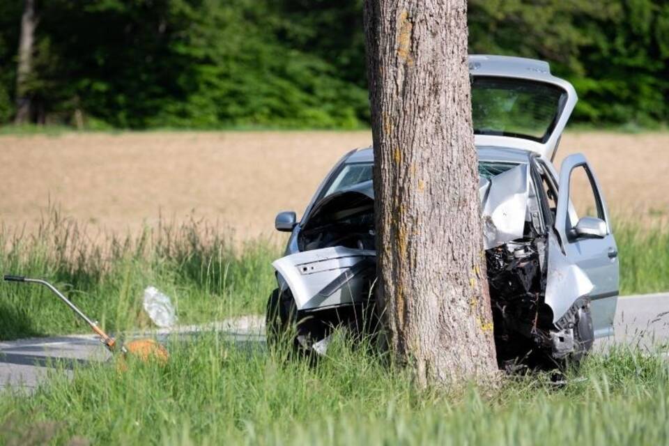 Autofahrer fährt in Fußgängergruppe Autofahrer fährt in Fußgängergruppe