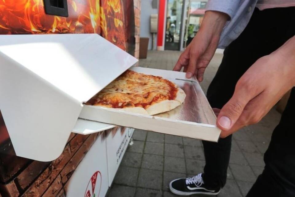 Eine Pizza aus dem Automanten
