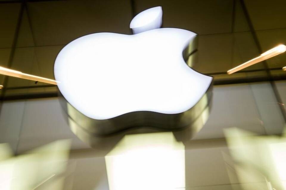 Apple Apple