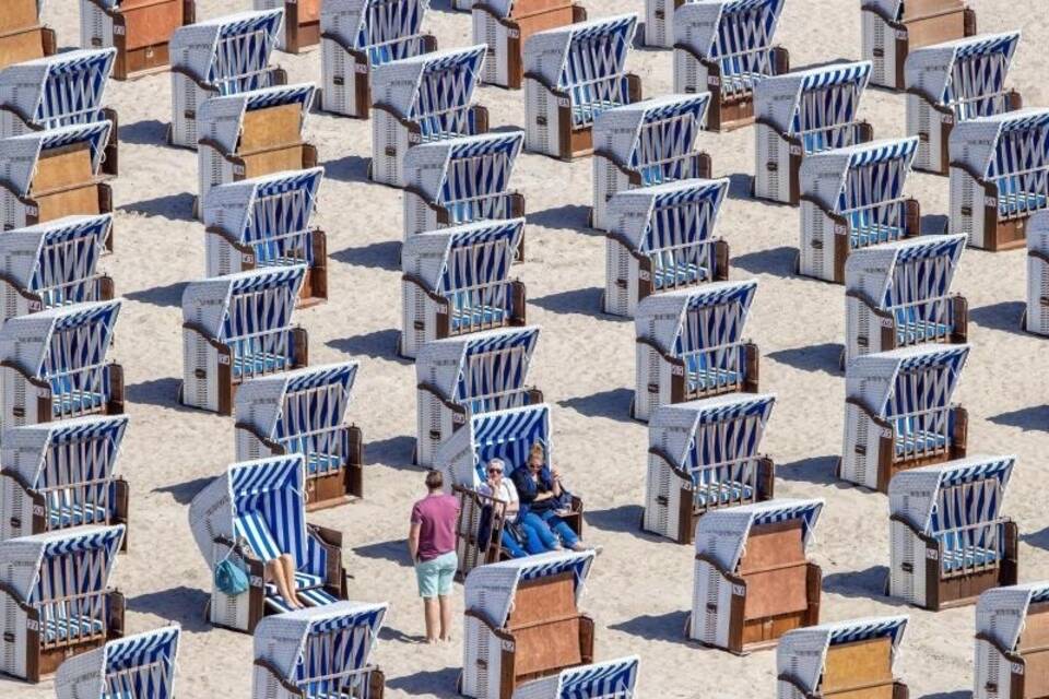 Urlauber am Ostseestrand in Warnemünde