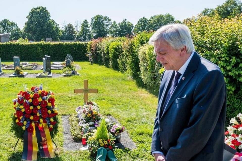Ministerpräsident Bouffier an Lübckes Grab