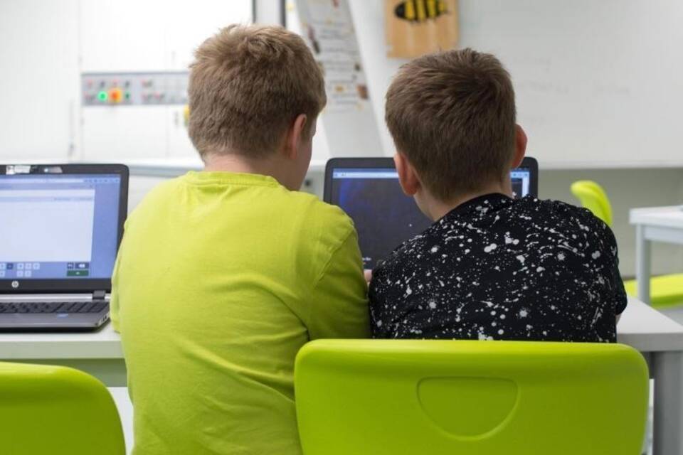 Zwei Schüler an einem Laptop