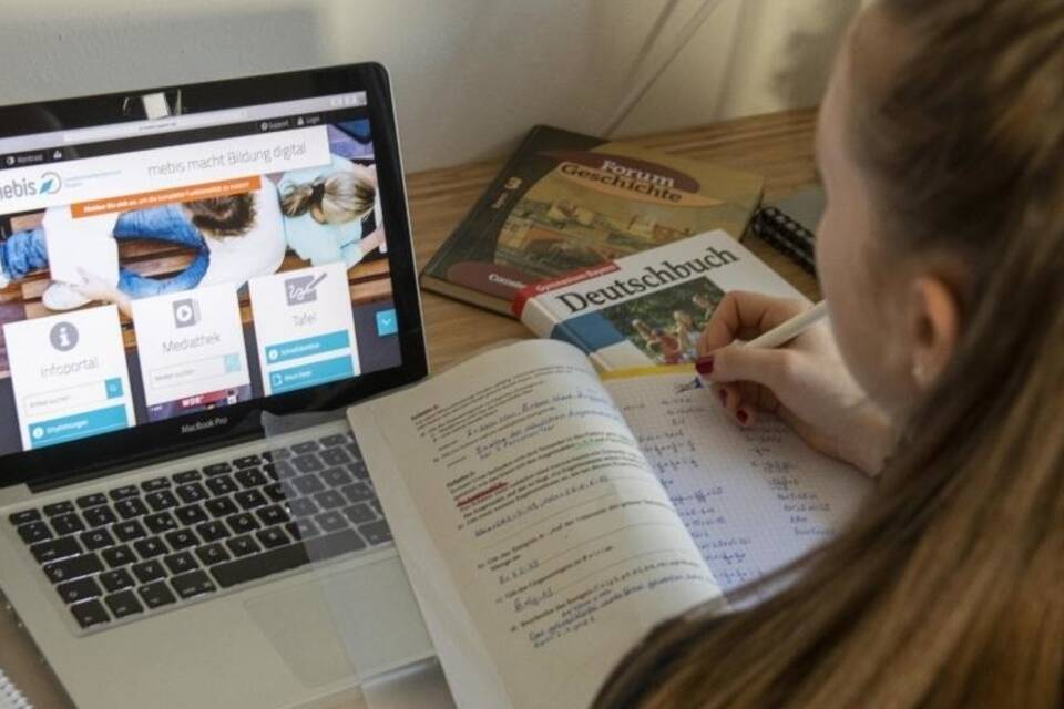 Eine Schülerin vor einem Laptop Eine Schülerin vor einem Laptop