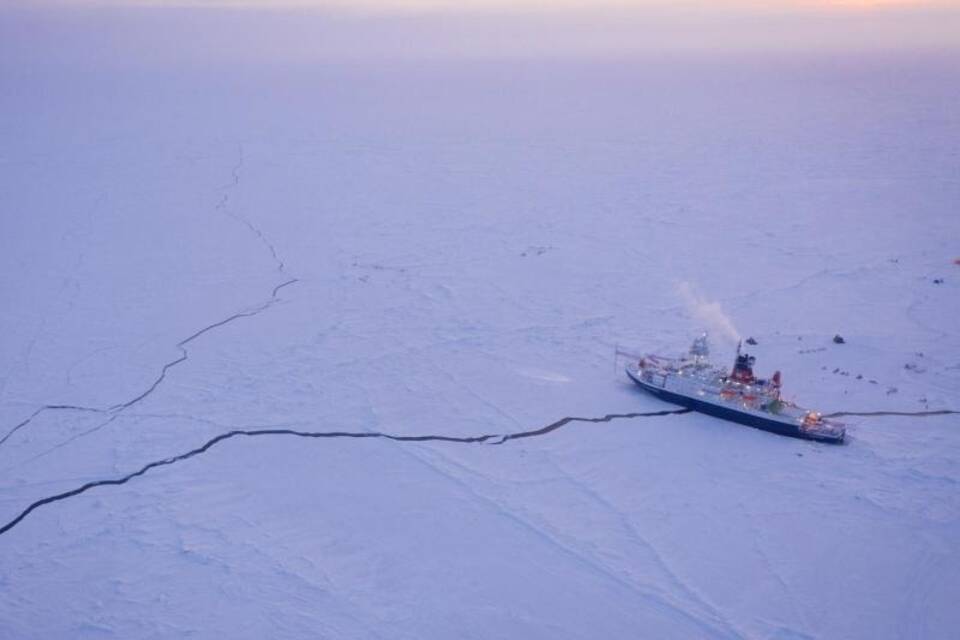Eingefrorenes Forschungsschiff "Polarstern".