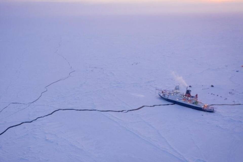 Eingefrorenes Forschungsschiff "Polarstern". Eingefrorenes Forschungsschiff "Polarstern".