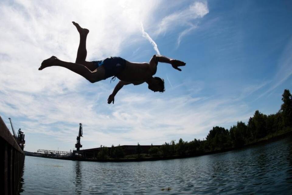 Ein Mann springt ins Wasser