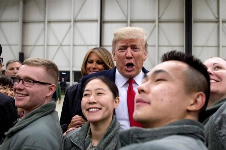 Trump besucht US-Truppen Trump besucht US-Truppen