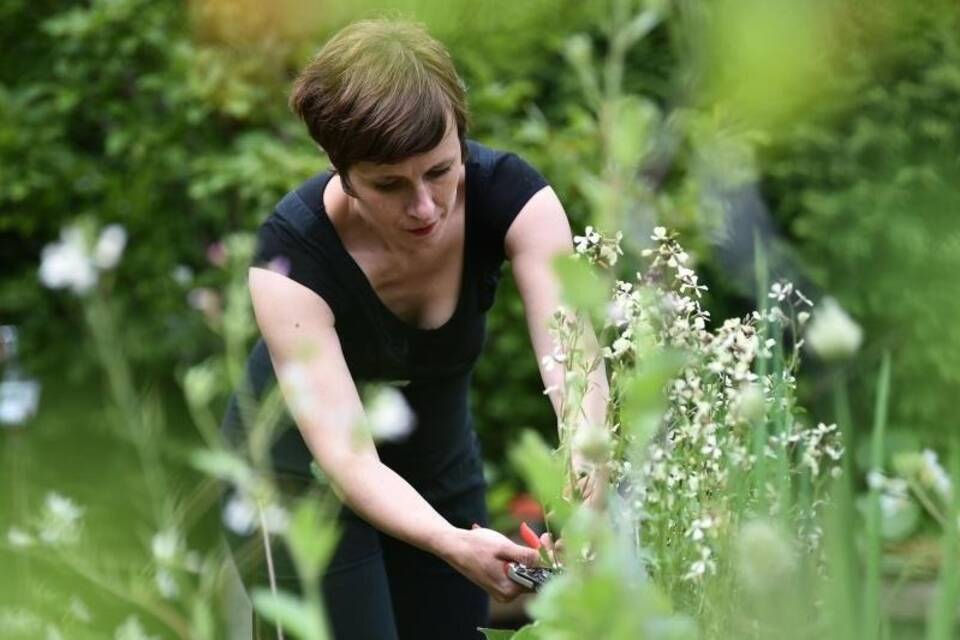 Bloggerin Carolin Engwert in ihrem Schrebergarten