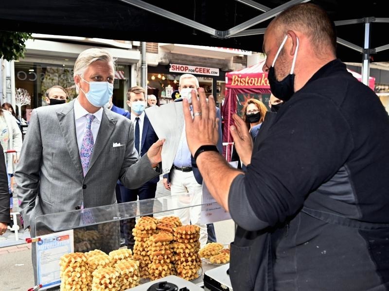 Corona Krise Ein Konig Auf Dem Wochenmarkt Brathahnchen Und