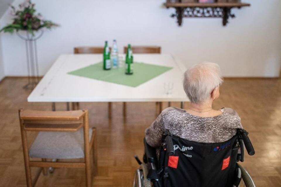 Frau im Pflegeheim Frau im Pflegeheim
