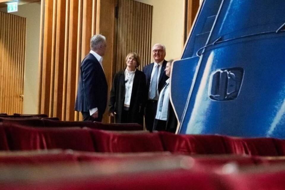 Bundespräsident Steinmeier besucht Theater