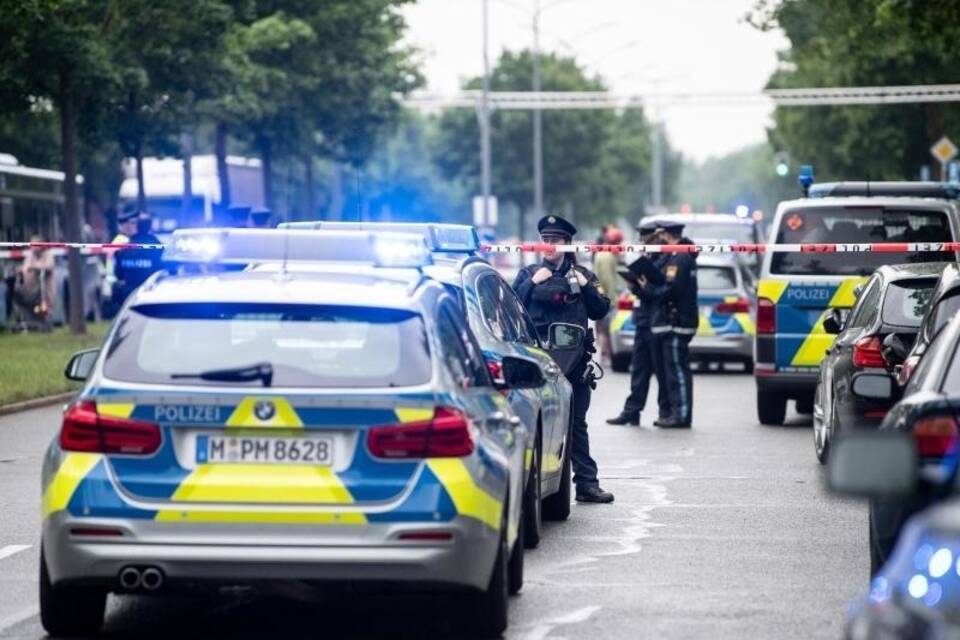 Auto fährt in München in Menschengruppe