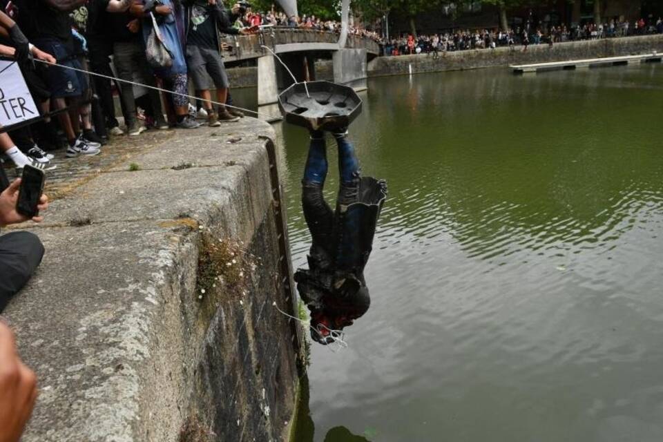 Demonstranten versenken Statue