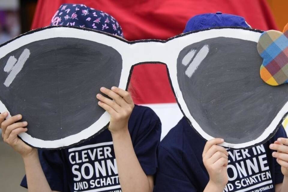 Eine Sonnenbrille schützt vor Sonnenstrahlen Eine Sonnenbrille schützt vor Sonnenstrahlen