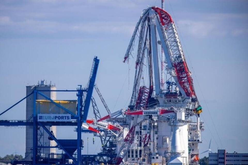 Der Kran auf dem Spezialschiff «Orion» Der Kran auf dem Spezialschiff «Orion»