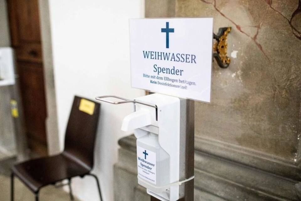 Weihwasserspender in Kirche Weihwasserspender in Kirche