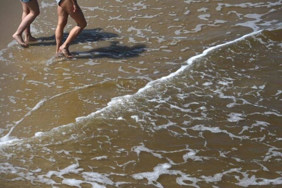 Zwei Frauen laufen ins Meer Zwei Frauen laufen ins Meer